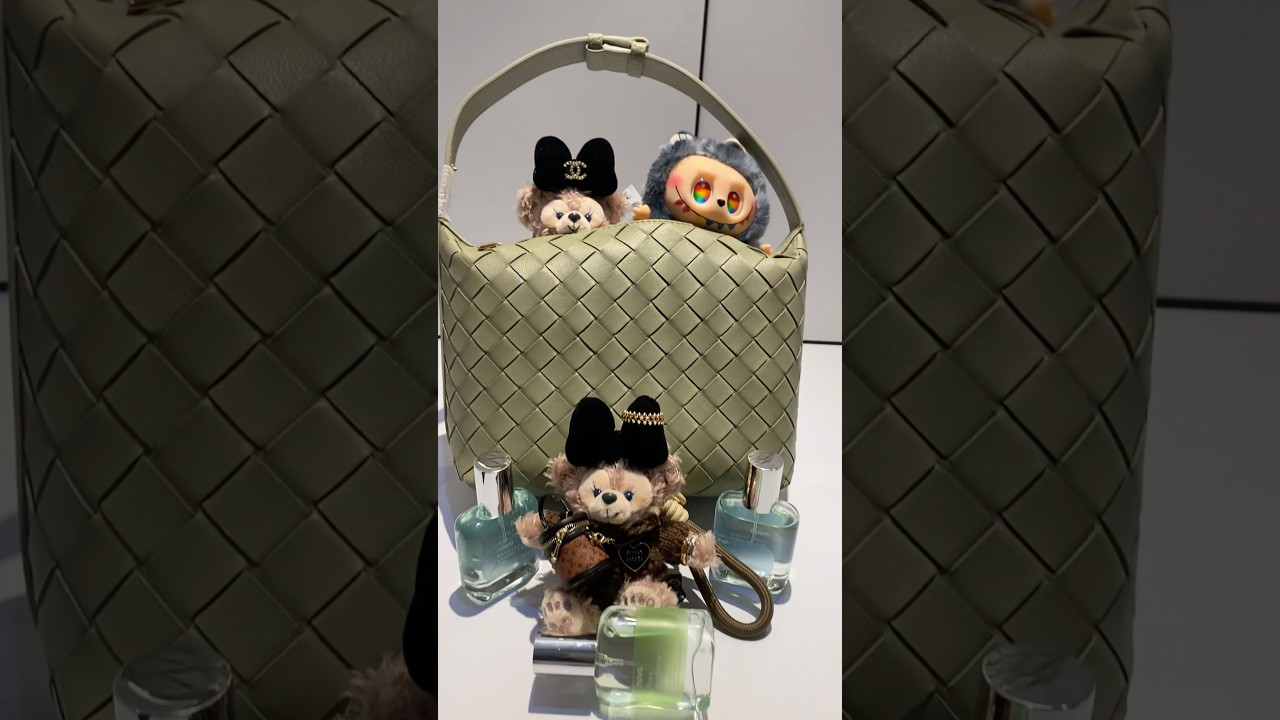 Carry my green BV bag with ShellieMay and labubu🥰😽