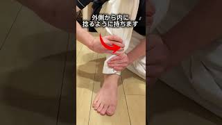 #足指ほぐし 【膝の痛み、実は足首が原因かも？】歩くと膝が痛い。階段の昇り降りで膝がつらい。そんな方の足を見ていると、「距骨下関節」の動きが悪くなっているケースをよく見かけます。
