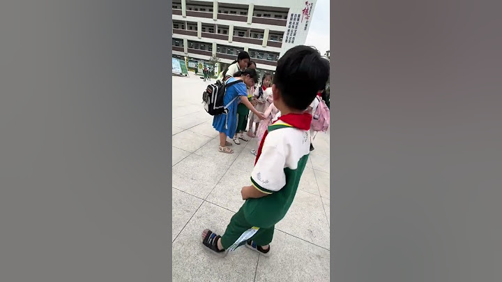 又被围观啦！ 去接哥哥拍下的一幕，妹妹在等哥哥的时候被好多小姐姐围观，小姐姐们争着和爱莎聊天，一直夸她好可爱，可以看出小姐姐们对小爱莎的喜爱，还有一个小姐姐说小爱莎我是你的粉丝來#这个世界不能没有