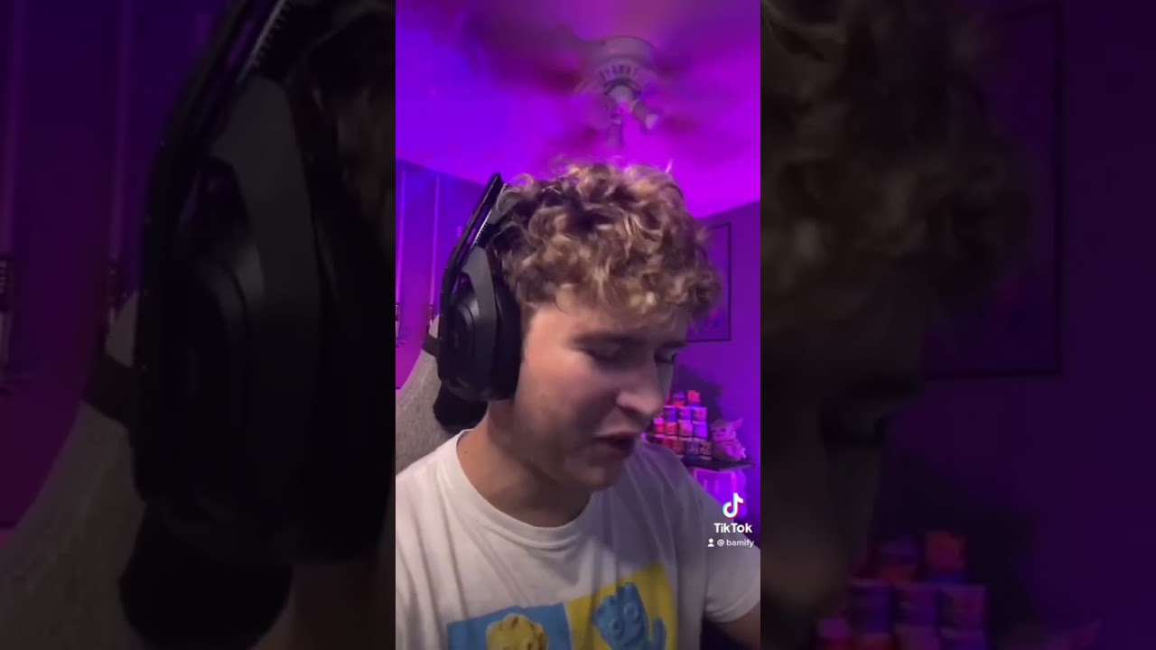 When a STREAMER eats food on stream..🤣