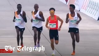 Runners appear to let Chinese contestant win Beijing half-marathon Resimi