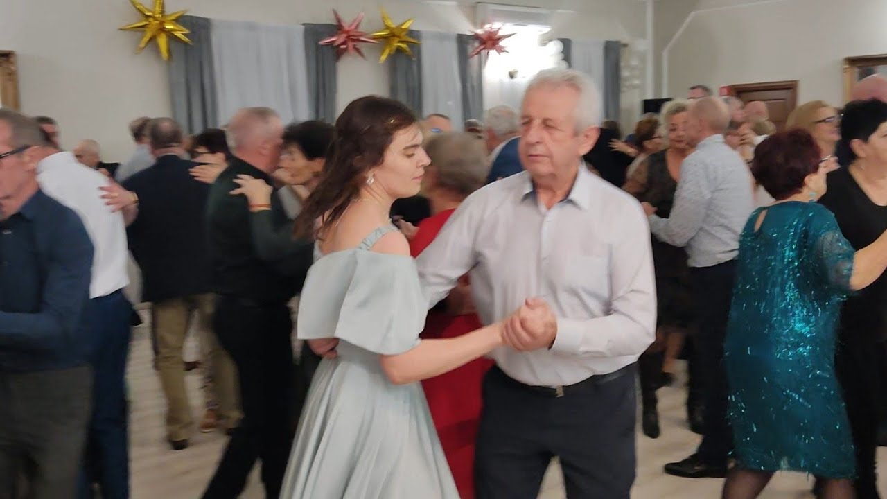 3 stycznia 2026 Mnóstwo lubiących tańczyć GOŚCI bawi się z Kapelą Stąporkowską w Złotym DWORZE 