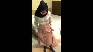 cewek hijab buka baju