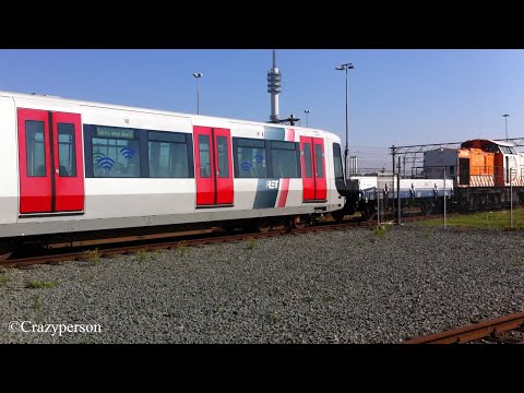 TS loc 104 brengt, RET loc 6101 haalt metrorijtuig 5416 bij het keerspoor te Waalhaven Rotterdam!