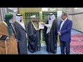 الأمير محمد الجنيدي الحسيني يقدم بعض الهداية للشيخ عمر البطوش الجنيدي في مرقدالامام الجنيد البغدادي 