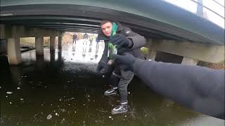 Zakt Okke Door Het Ijs?