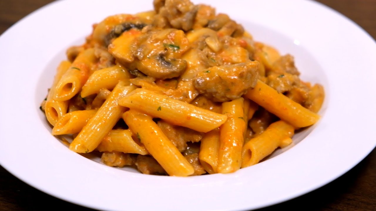 Pasta alla boscaiola (rosa) Rezept mit Salsiccia, Champignons ...