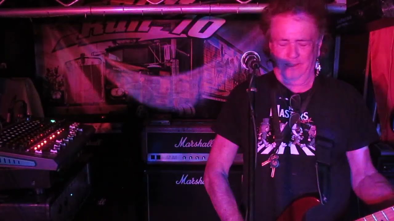 JUST TRYING OUT MY NEW REBUILT RICHWOOD STRAT.