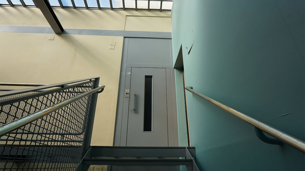 Un ascenseur Schlieren modernisé par REALIFT (SODIMAS) à Genève, Suisse