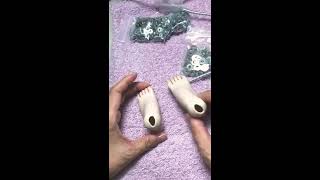 ビスクの足首の関節に座金を使ってゴムを通す。