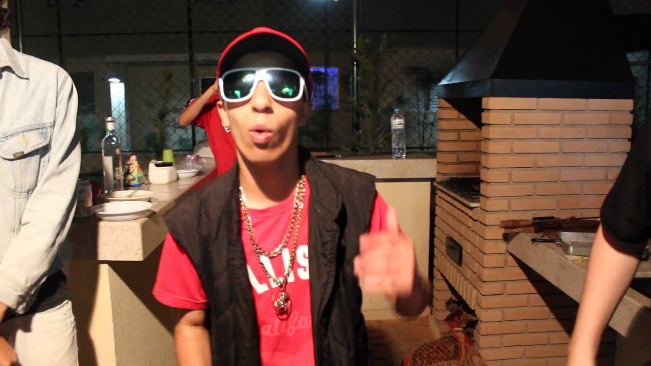 Mc Champions Cantando no churrasco em HD