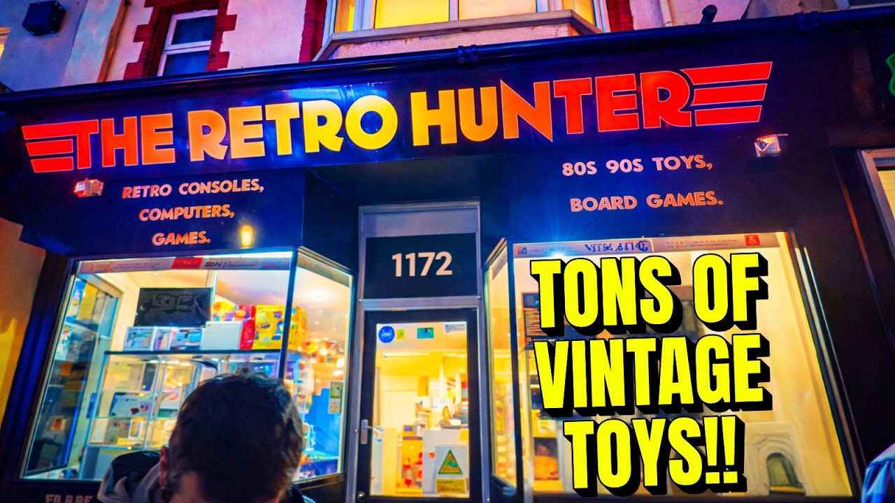 Поиск игрушек в магазине Retro Hunter в городе Ли-он-Си, Великобритания.