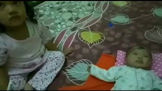 Astaga! Kepergok mencoret wajah adiknya, jawaban sang kakak bikin ngakak 😂