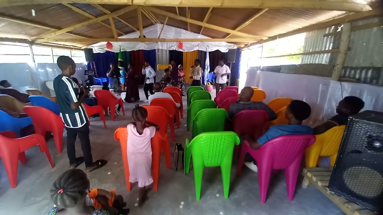 Karmel choir wakiwa ibadani wakiimba🎤