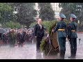 Putin braves rain to honor wwii victims