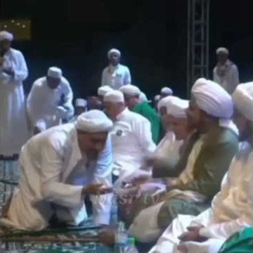 Subhanallah, Akhlak Luar Biasa Habib Taufiq Assegaf Ketika Bertemu Gurunya Habib Umar bin Hafidz
