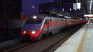20171103 臺鐵TRA 176次自強號(E1000) 桃園站 離站 2233次區間車(EMU800) 離站