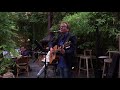 Chansonnier Edouard zingt "Ne me quitte pas" tijdens het TuinDiner in Heiloo