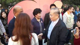 991219蘇貞昌感恩加場音樂會10-蘇前院長和其夫人與排隊支持民眾握手