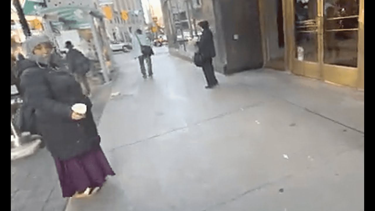 Amazing Woman Gives Homeless Woman Spare Change - YouTube