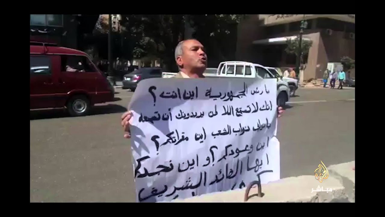 احد المواطنين عن دائرة 6 اكتوبر يرفع لافته امام مجلس النواب يطالب فيها بمقابله رئيس الجمهورية
