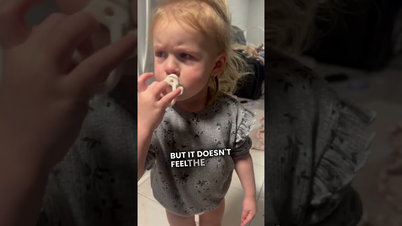 Мама помогает малышу отпустить соску 🥹