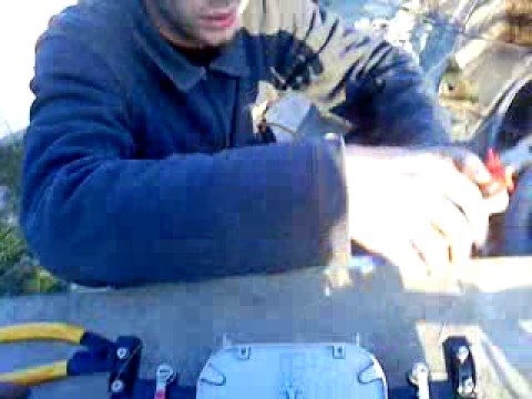 ვანდალი ჭრის კაბელს