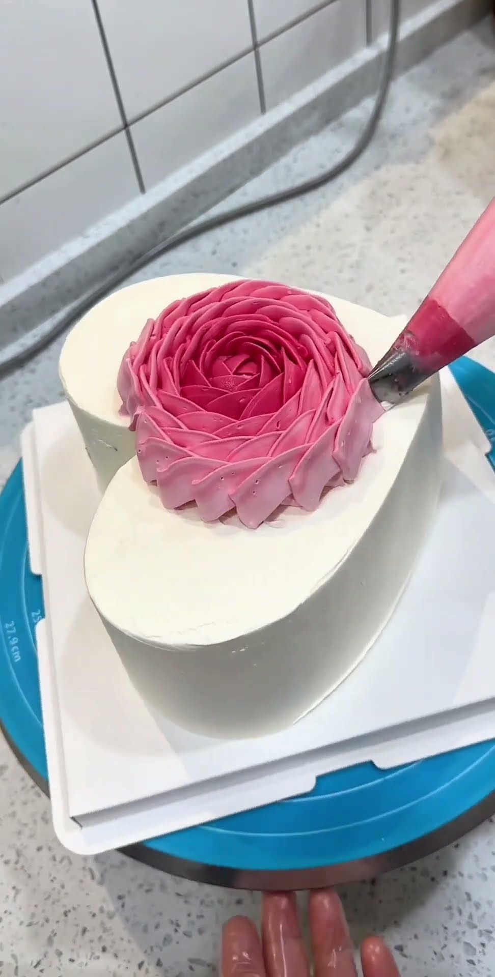 The popular online celebrity gradient heart cake has always been very popular. The making process is