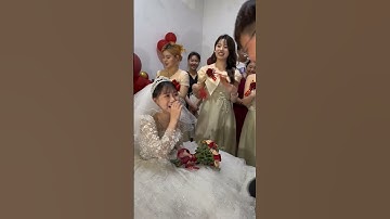 chú rể cầu hôn tặng hoa tràn ngập niềm vui.