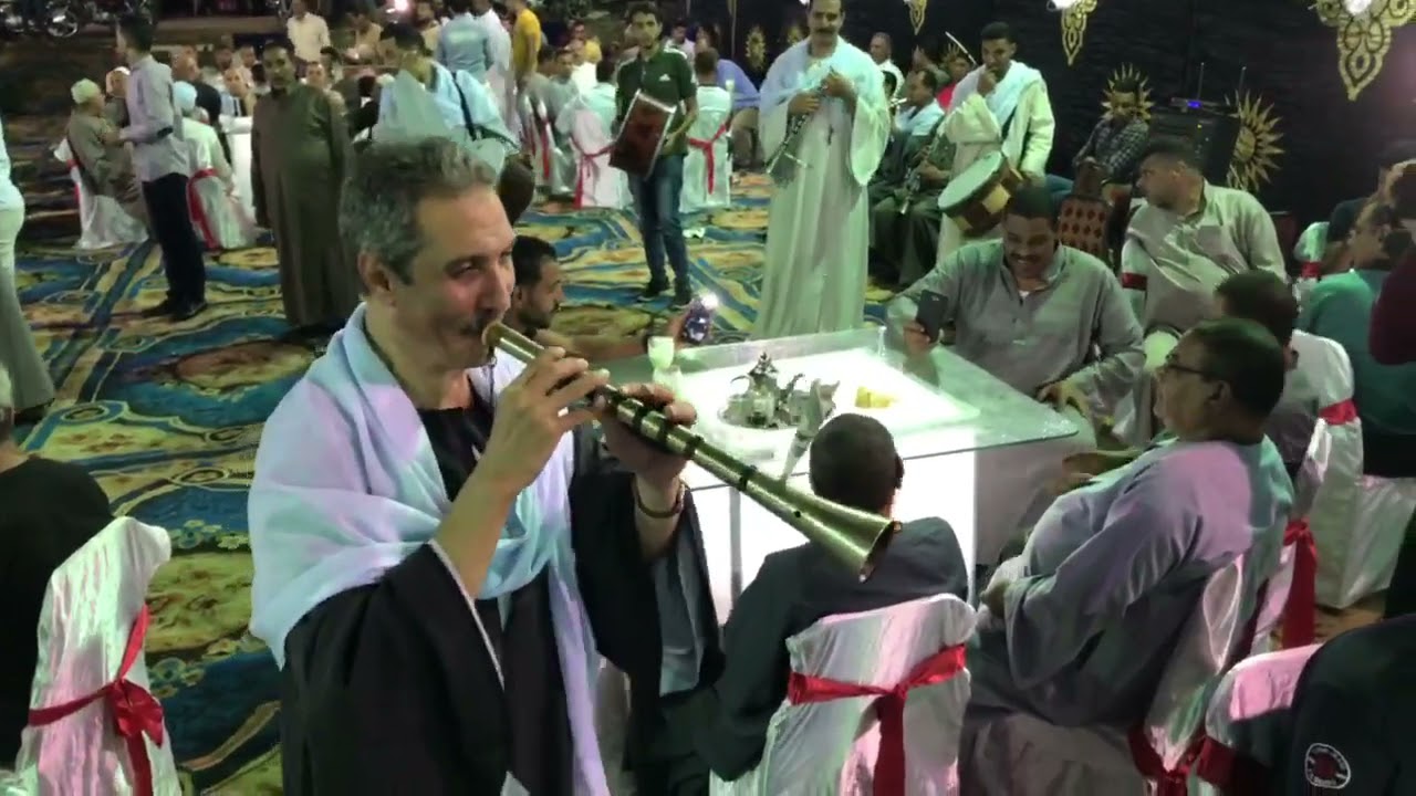 اسمع اغنيه عيون القلب من عميد المزمار البلدى ويفاجه جمهوره 