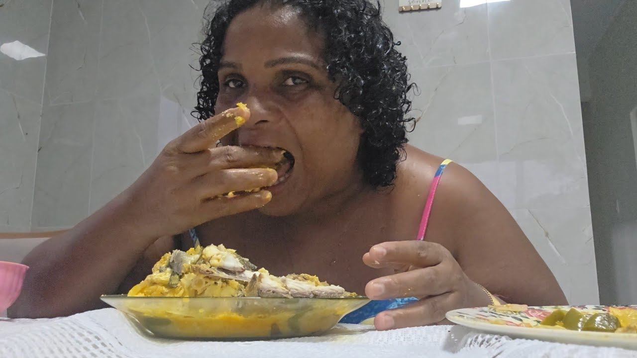 ALMOÇO DE HOJE AQUI NA ROÇA PEIXE NO MOLHO DE COCO FEITO NA LENHA 