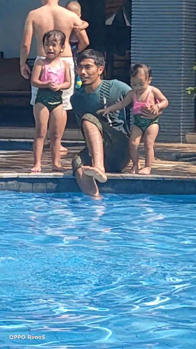 berenang kakak dan adik di hotel paradise batu