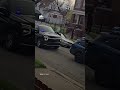 Agentes de Ice Inmovilizan a un Inmigrante Usando un Taser