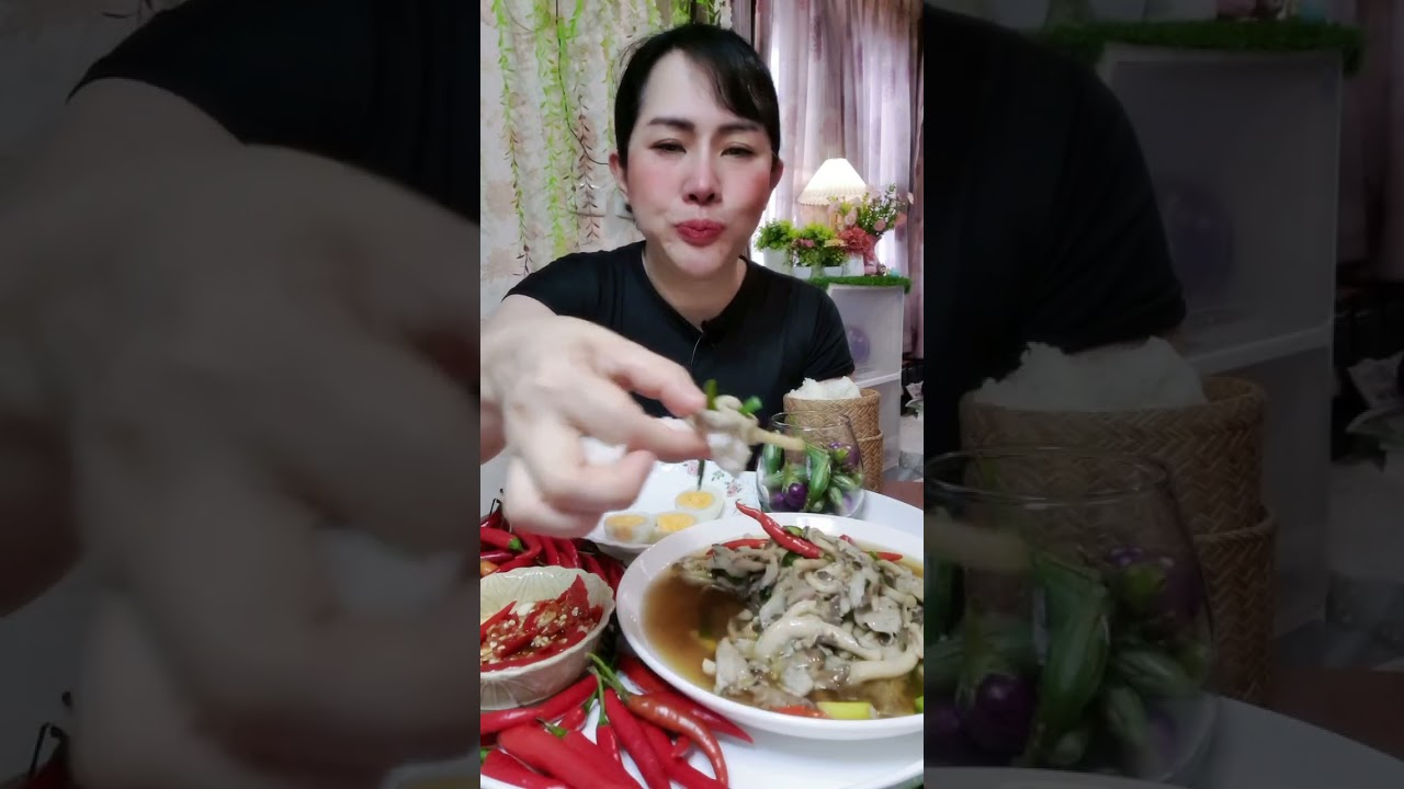 อุเห็ดกินกับตำแจ่วพริกสดและไข่เป็ดต้ม