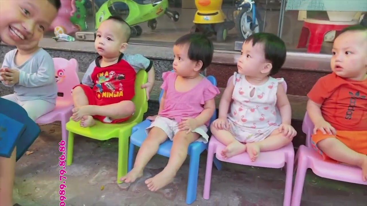 Các thiên thần đáng yêu đang nghồi hóng mát || Baby mồ côi channel