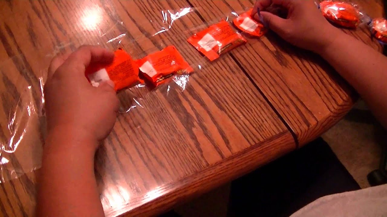 How to make a candy lei. YouTube