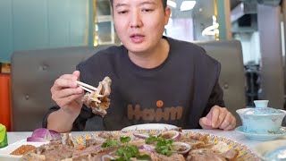 新疆硬核早餐羊肉那仁，羊排配皮带面浇上肉汤，一大盘肉比面多#抖音美食推荐官 #新疆美食 #大口吃肉