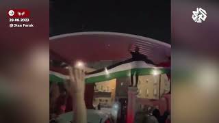 شاهد .. محتجون يرفعون العلم الفلسطيني على مقر وزارة الخارجية الليبية