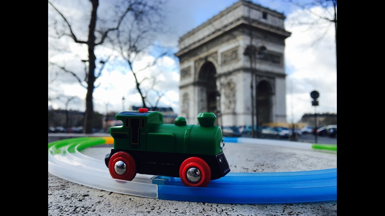 BRIO 33595 Green Engine visit Arc de Triomphe, Paris, France (01217)