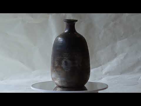 備前焼 伊勢崎競 作 大徳利（花入れ） 回してみました - YouTube