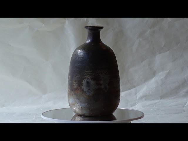 備前焼 伊勢崎競 作 大徳利（花入れ） 回してみました - YouTube