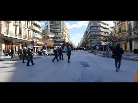 Thestival.gr Επίθεση με πέτρες από αντιεξουσουσιαστές προς την αστυνομία έξω από το ΥΜΑΘ