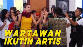 Para wartawan lagi berburu berita soal artis | SKETSA