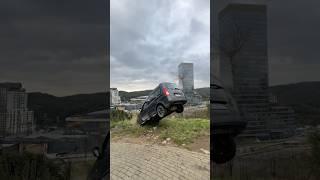 Araba Uçurumdan Düştü