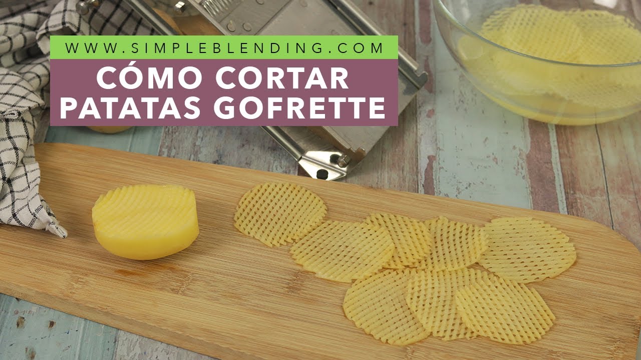 Cortar patatas en tiras con una mandolina: Usar una mandolina para