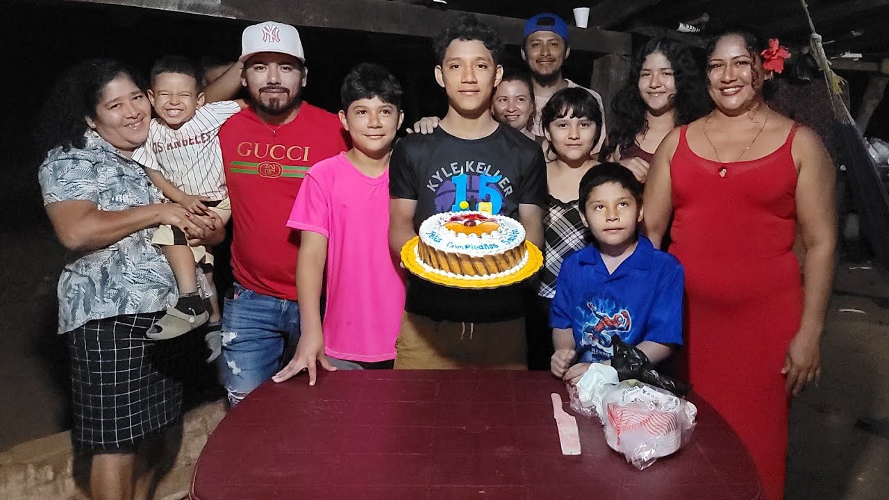 SAULITO MUY FELIZ PARTIENDO EL PASTEL CON LA FAMILIA 