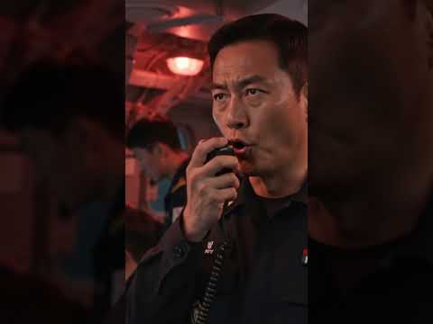대한민국 해군의 3500톤급 디젤 잠수함이 수중에서 작전 중이다. 함장이 작전 시작과 부상을 명령하자 잠수함이 부상하고 해군 UDT 대원들이 수중으로 침투를 시작한다
