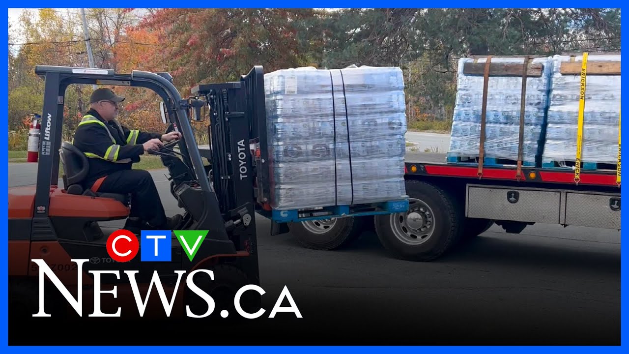 Тысячи бутылок воды доставляются по Галифаксу