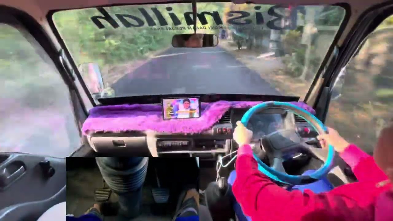 Mengemudi Elf Long 2017