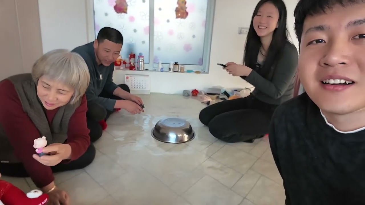 新婚第一年，带着老婆回村过年，没想到收到这么多红包？ #农村生活 #夫妻 #夫妻日常 #家庭日常 #我的乡村生活 1